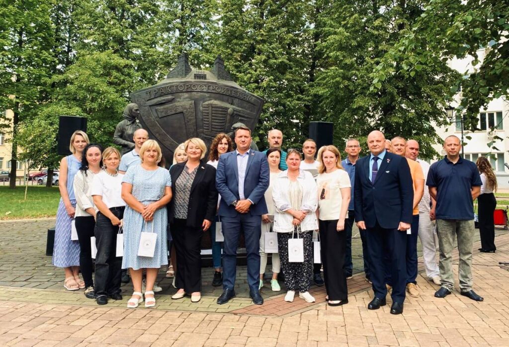 Более 100 работников МТЗ вступили в заводскую первичку РОО «Белая Русь» в 2024 году - img_20250617_173802_317-1024x697
