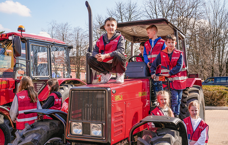 Около 1 тыс. школьников посетят МТЗ на осенних каникулах - deti