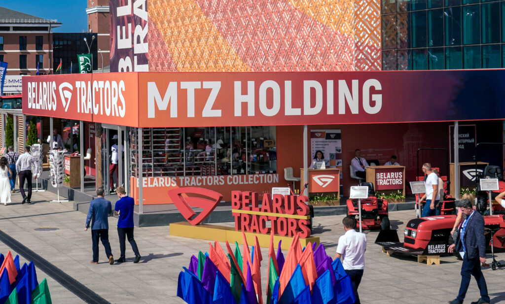 Надежные помощники - holding-1024x617