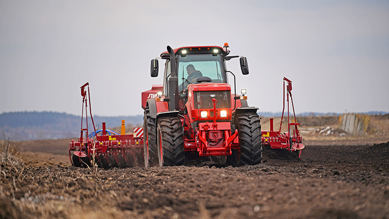 Сельхозцех МТЗ приступил к восстановлению посевов после заморозков - traktor-pole-posevnaya1sev